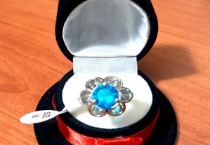 Anel Prateado "Blue Flower" com Pedra Azul - Novo