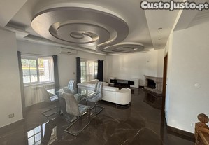 Moradia V6 isolada Paio Pires Semi equipada C\Box e Piscina
