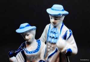 Estatueta decoração em porcelana portuguesa casal de músicos