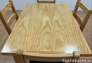 Mesa de jantar e 4 cadeiras