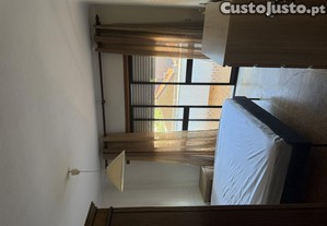 Quarto mobilado com varanda