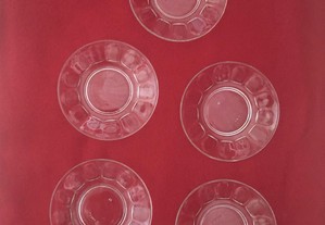 5 pratos / pires de vidro trabalhados