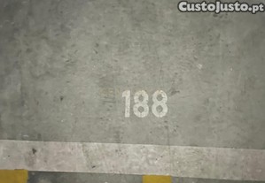 Estacionamento fechado e no coberto
