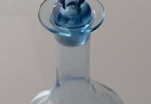 Garrafa licoreiro em vidro azul soprado