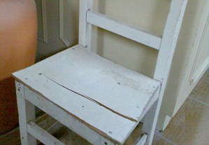 Cadeira de madeira pequena.