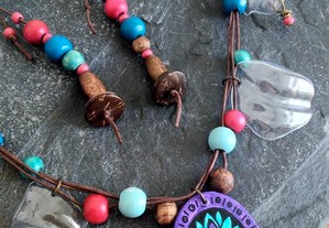 Conjunto de colar e brincos com cores de verão