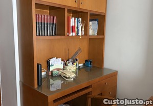 Secretária e cadeira