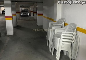 Estacionamento fechado e no coberto com 12,5m2.