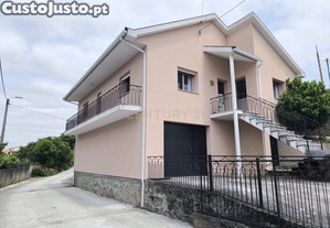 Casas prontas a habitar com terreno, arvores de fruto, forno e água própria.