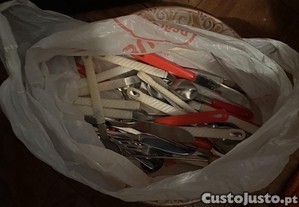 saco com conjunto de talheres diversificados