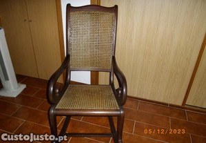 cadeira de baloiço em palhinha