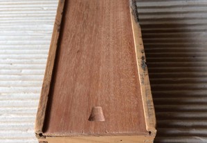 Caixa de madeira antiga de numerador