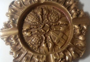 Cinzeiro em bronze com Brasão em relevo 