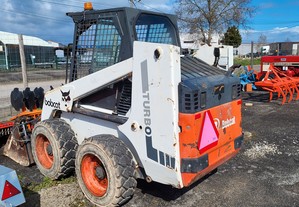 Bobcat 853 Com Balde De Abrir Maxilas Motor Isuzu 65 CV Pneus Novos Tudo A Funcionar Bem Movimentação De Terras
