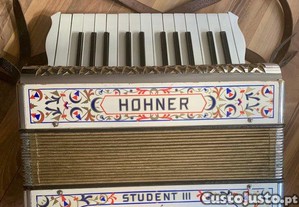 Bonito Acordeo Hohner - Student III