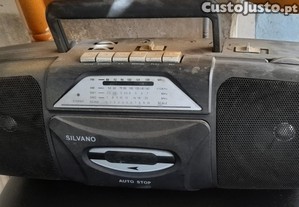 Rádio e reprodutor de cassetes vintage Silvano