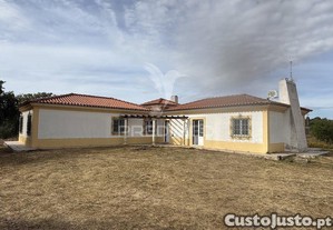 Refúgio exclusivo: propriedade de 4 hectares com moradia de conforto. próxima do mar.