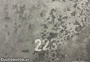 Estacionamento fechado e no coberto