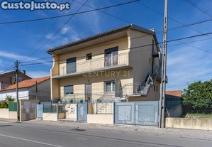 Andar de moradia T3 com terraço e cave muito espaçosa