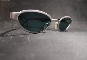 Óculos da marca Notorio de cor cinzenta com hastes em preto novos