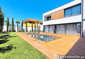 Moradia Isolada Com Piscina E Jardim