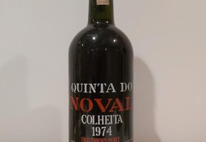 Garrafa de vinho do Porto Noval colheita 1974