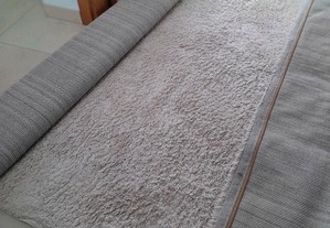 Carpete cor branca com as medidas de 2m por 2,5m