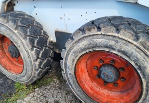 Bobcat 853 Com Balde De Abrir Maxilas Motor Isuzu 65 CV Pneus Novos Tudo A Funcionar Bem Movimentação De Terras