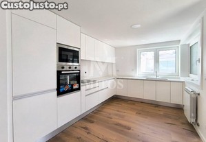 Moradia Nova, Geminada Com Espaço Exterior E...