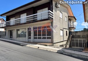 Moradia No Centro Da Cidade, Com Garagem E Armazém