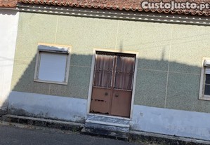 Moradia geminada , 1 andar , 120 m2 construídos , t3 1 casa de banho, segunda mão para renovar .