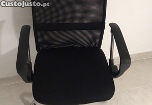 Cadeira de escrit�rio preta.