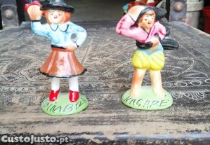 conj 2 bonecos pequenos em gesso , ler anuncio