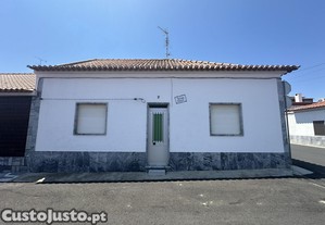 Moradia terrea com garagem e Terraço em Moura