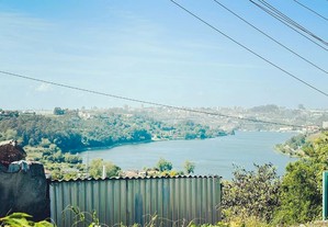 Aconchegante Moradia em Banda (T1+1) com vista para o rio em Avintes