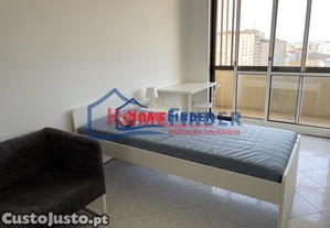 Quarto individual com despesas incluídas junto ao continente "bom dia" em maximinos
