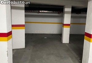 Estacionamento fechado e no coberto