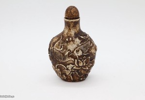 Snuff Bottle em Pedra Chinesa Esculpida Carpas