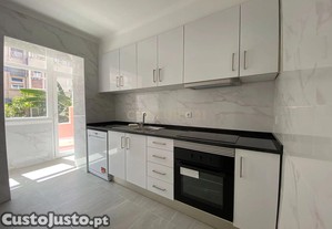 T2 Excecionalmente Renovado e Equipado com Terraço Exclusivo