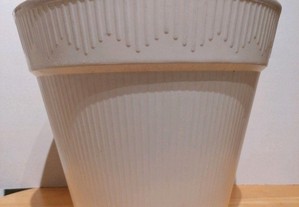 Vaso plástico branco, 26 cm altura e 31 diâmetro