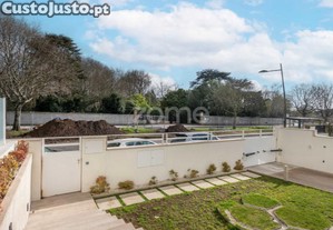 Moradia Com Jardim Av. Marechal Gomes Da Costa...