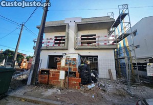 Moradia geminada t3 em gaveto, na quinta do conde