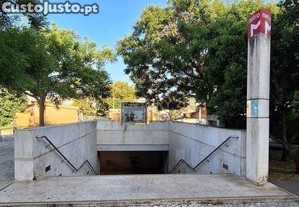 Moderno T2 com estacionamento e perto do metro