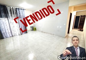 Apartamento com varanda e elevador