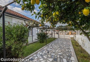 Moradia Térrea Com Jardim Amplo Em Pedrouços