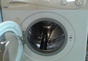 Máquina de lavar roupa Tecnison 6 Kg a funcionar