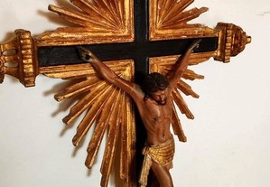 Enorme e antigo Cristo na cruz em talha dourada