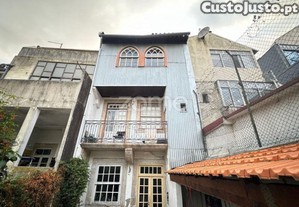 Prédio Singular Na Rua Do Almada No Porto