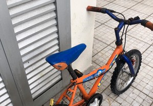 Bicicleta de criança em bom estado