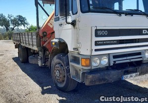 Camião Daf com grua